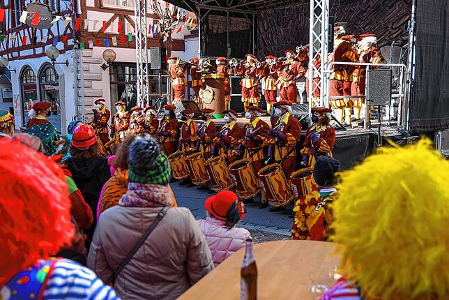 Auftakt zum Narrenspiel vor dem Zunfthaus der Narrizella Ratoldi durch den Fanfarenzug.