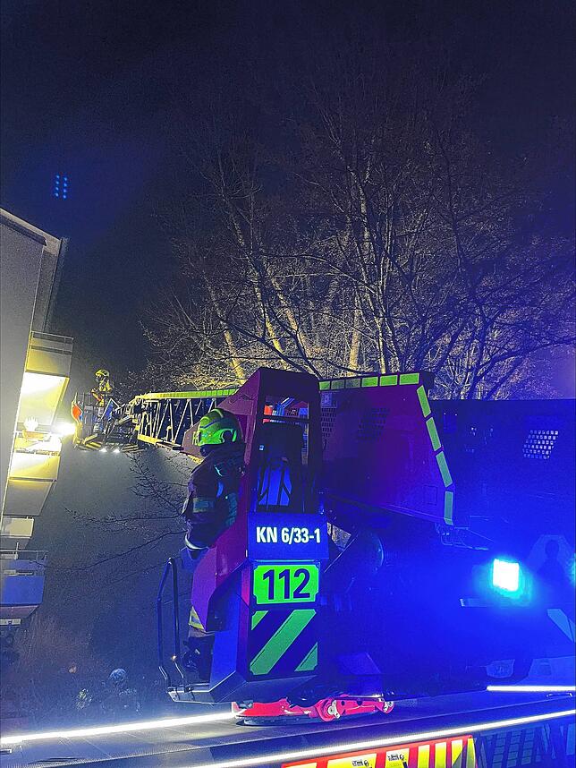 Die Feuerwehr Konstanz rückte in der Silvesternacht schon gegen 0.10 Uhr zu einem Balkonbrand in der Breslauer Straße in Wollmatingen aus.
