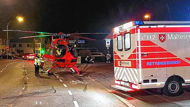 Der Schweizer Rettungshubschrauber steht am frühen Morgen des 11. Februar mitten in Wollmatingen auf der Straße. Der Einsatz hat sich ...