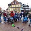 Ein Zeichen gegen den jüngsten Gebührenschub setzen Eltern mit Kindergartenkindern am Samstagvormittag auf dem Rathausplatz. ...