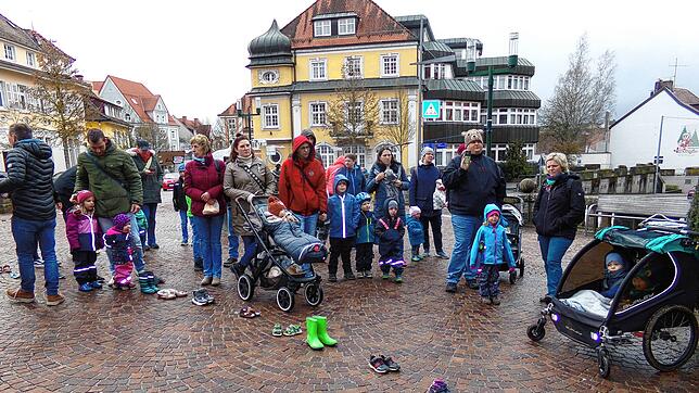 Ein Zeichen gegen den jüngsten Gebührenschub setzen Eltern mit Kindergartenkindern am Samstagvormittag auf dem Rathausplatz. ...
