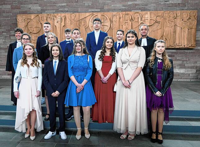Den Reigen der Konfirmationen in der evangelischen Stadtgemeinde eröffneten Pfarrer Udo Stober und Pfarrerin Lisa Bender in der ...