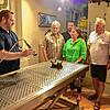 Was geschieht mit einem Leichnam im Beerdingungsinstitut? Bestattungsbegleiter Daniel Engler erläutert den Gästen beim Sommerfest seine ...