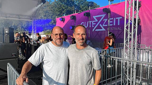Kay und Björn Brüggemann (von links) veranstalten zum neunten Mal das Gute-Zeit-Festival und hatten auch dieses Mal eine gute Zeit.