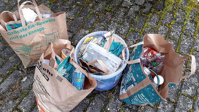 Bilanz einer Sammlung. Vor allem zwischen Baltersweil und Jestetten auf der Landstraße 163 sammelt sich einiges an Müll an. Dies bleibt ...