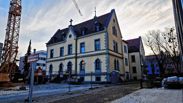 Auf dieser Feuerwehrzufahrt zwischen Stiftsgebäude und Laubenhof soll später auch die Anlieferung für die mögliche Gastronomie im ...