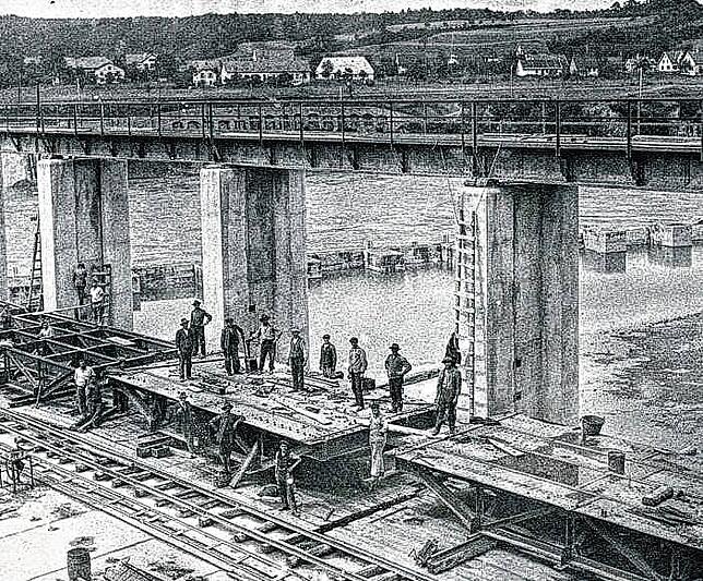 1909 begannen die Arbeiten für das Wasserkraftwerk Laufenburg. Unser Bild zeigt den Einbau der Turbinenschützen im Juni 1913. Das ...