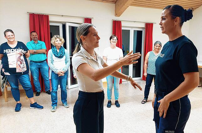Marina Weikart (links) aus Neuhausen ob Eck verpasst Melike Gündemir einen Ablenkungsschlag.