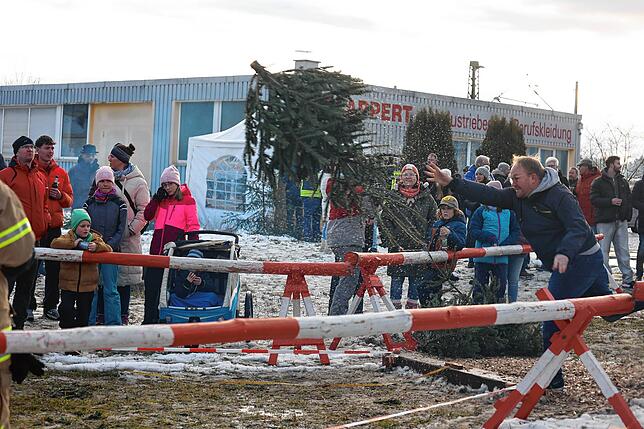 Bild 18: In Marbach fliegen die Weihnachtsbäume durch die Luft