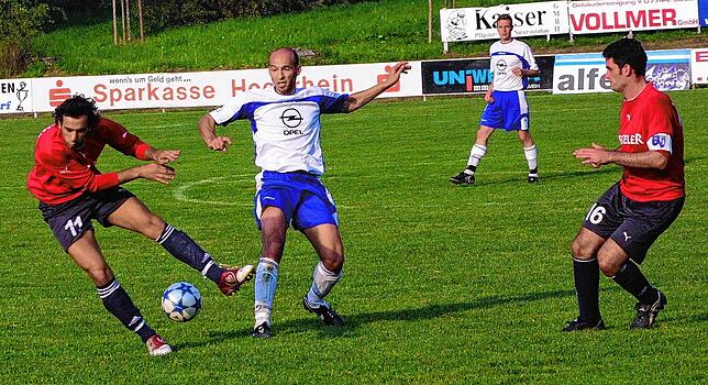 20 Jahre her: Patrizio De Feo (Mitte) im Landesliga-Spiel des FC Erzingen beim 1:2 gegen den späteren Meister FC Bötzingen.
