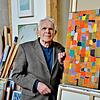 Emil Kiess in seinem Atelier in Donaueschingen. Der vor kurzem 87 Jahre alt gewordene Künstler zeigt eine neue Arbeit, eine Collage aus ...