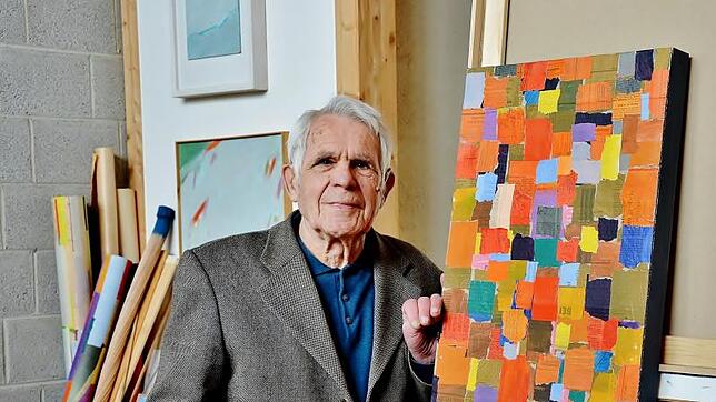 Emil Kiess in seinem Atelier in Donaueschingen. Der vor kurzem 87 Jahre alt gewordene Künstler zeigt eine neue Arbeit, eine Collage aus ...