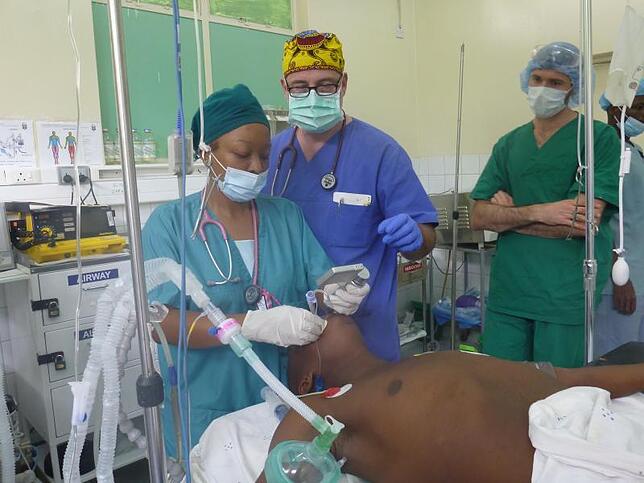 Thomas Castner bildet in Malawi zukünftige Fachärzte für Anästhesie aus. Dafür musste zunächst ein entsprechender Operationssaal ...