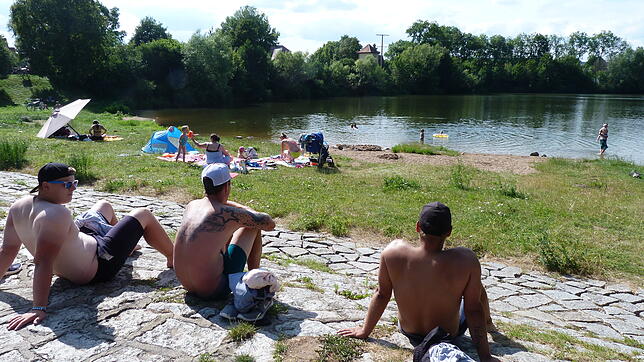 So präsentiert sich der ehemalige Baggersee als Kofenweiher heute. Stadtnah bietet er Raum zur Erholung, zum Baden und Schwimmen. Nach ...