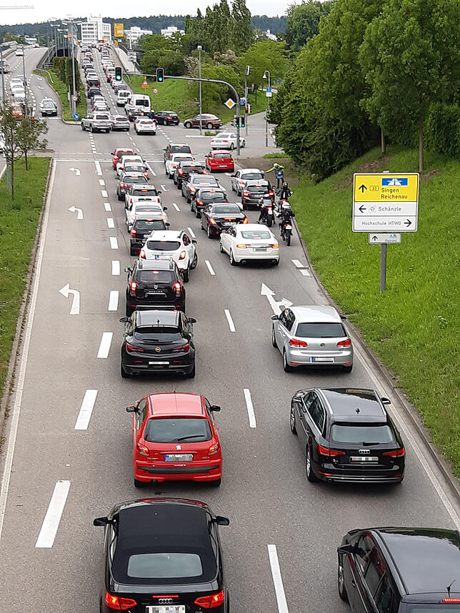Am Abend kommt es zu Stau und zäh fließendem Verkehr in Richtung Konstanzer Industriegebiet.