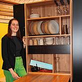 Einen Geschirrschrank mit integriertem Esstisch fertigte die Tischlergesellin Lena Kreutner aus Wald aus „Rüster“, einem ...