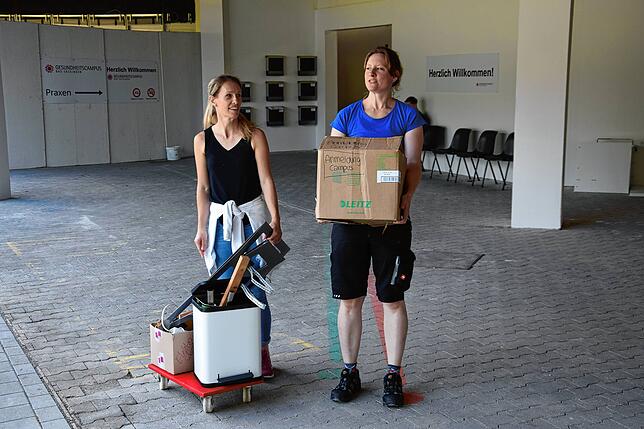 Bis zuletzt gilt es für Kathrin Treitschke und Sandra Habel Umzugskartons des Orthopädischen Zentrums zu schleppen.