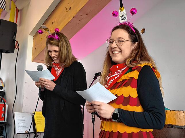 Loretta Karrer und Lioba Drosdek moderierten den Frühschoppen im Vereinsheim.