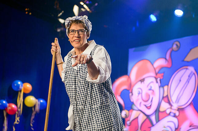 AKK kennt die Fasnacht auch von innen. In ihrer Amtszeit als saarländische Ministerpräsidentin trat Annegret Kramp-Karrenbauer (CDU) im ...