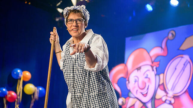 AKK kennt die Fasnacht auch von innen. In ihrer Amtszeit als saarländische Ministerpräsidentin trat Annegret Kramp-Karrenbauer (CDU) im ...