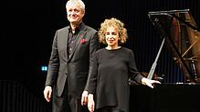 Yaara Tal (rechts) und Andreas Groethuysen lassen im Strawinsky-Saal ihre bravouröse Meisterschaft als Piano-Duo hören. Bild: Gunter Faigle