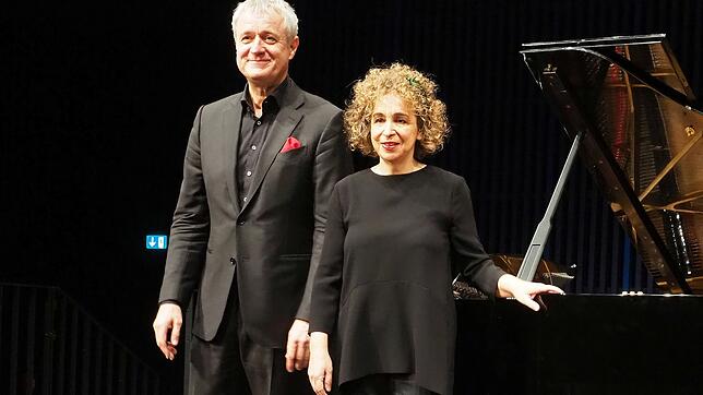 Yaara Tal (rechts) und Andreas Groethuysen lassen im Strawinsky-Saal ihre bravouröse Meisterschaft als Piano-Duo hören. Bild: Gunter Faigle