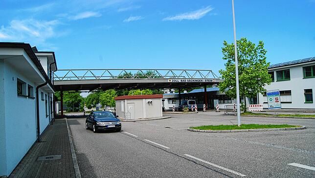 Ein einsamer Zoll: Am Grenzübergang Fridolinsbrücke war am Samstag von den Lockerungen nicht viel zu spüren.
