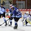Lauern auf den Puck: Zwei Schwenninger versperren Dresdens Torhüter die Sicht. Die U 20 der Wild Wings Future verbuchten gegen die ...