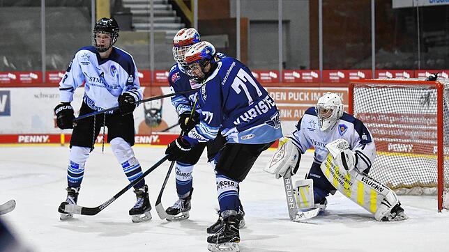 Lauern auf den Puck: Zwei Schwenninger versperren Dresdens Torhüter die Sicht. Die U 20 der Wild Wings Future verbuchten gegen die ...