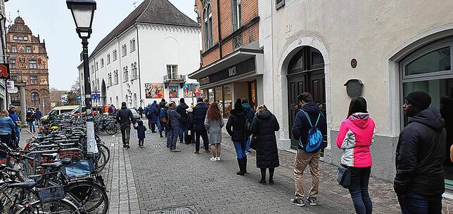 Vom St.-Stephans-Platz bis in die Münzgasse hinein standen die Menschen schon lange vor dem Impfbeginn.