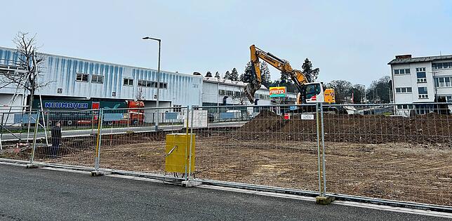 Am Villinger Krebsgraben wird gebaut. Bis Mitte des Jahres 2025 soll das freistehende Gebäude bezugsfertig sein.