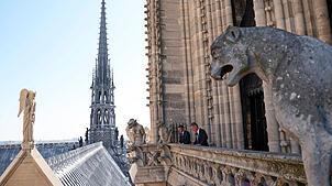 Der französische Präsident Emmanuel Macron, (l) und Philippe Jost, Verantwortlicher für den Wiederaufbau der Kathedrale Notre Dame, ...