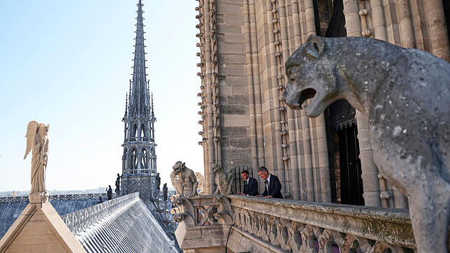 Der französische Präsident Emmanuel Macron, (l) und Philippe Jost, Verantwortlicher für den Wiederaufbau der Kathedrale Notre Dame, ...