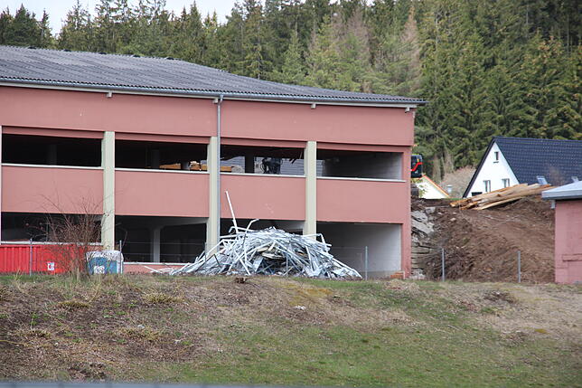 Noch beim Rückbau werden die alten Materialien getrennt.