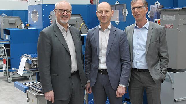 Die drei Vorstände von IMS Gear (von links) Wolfgang Weber, Bernd Schilling und Dieter  Lebzelter stehen im frisch gebauten Werk in ...