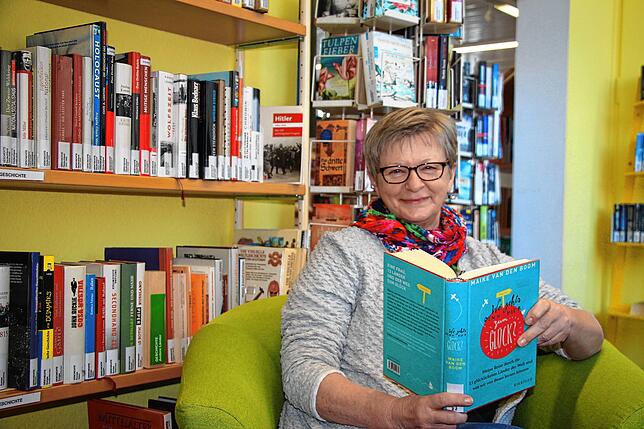 Dorothee Rau, Leiterin der Gemeindebücherei in Uhldingen-Mühlhofen, mit ihrem derzeitigen Lieblingsbuch „Wo geht‘s denn hier ...