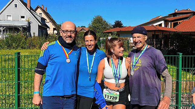 Bildeten beim Schwarzwald-Marathon in Bräunlingen ein Staffelteam: Uli Mehnert (von rechts) mit Enkelin Lilly, Tochter Steffi und ...