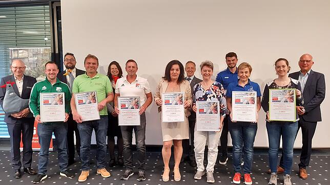 Die Preisträger des Vereinswettbewerbs von Sparkasse Hochrhein und SÜDKURIER Medienhaus aus dem Bereich der Ausgabe Waldshut (von ...