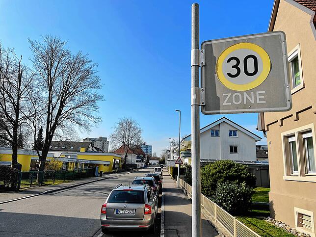 In der Schillerstraße ist bereits eine 30-Zone, durch die geplante Ausweitung der 30-Zone wohl bald auch in der Schulhausstraße nebenan.