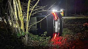 Stark alkoholisiert kam ein Autofahrer in der Nacht auf Sonntag, 24. Dezember, in Sisseln von der Straße ab. Der Fahrer wurde leicht ...