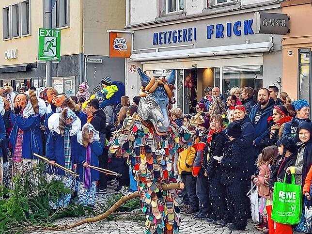 Der Butzesel baut sich vor der Ehrentribüne auf.