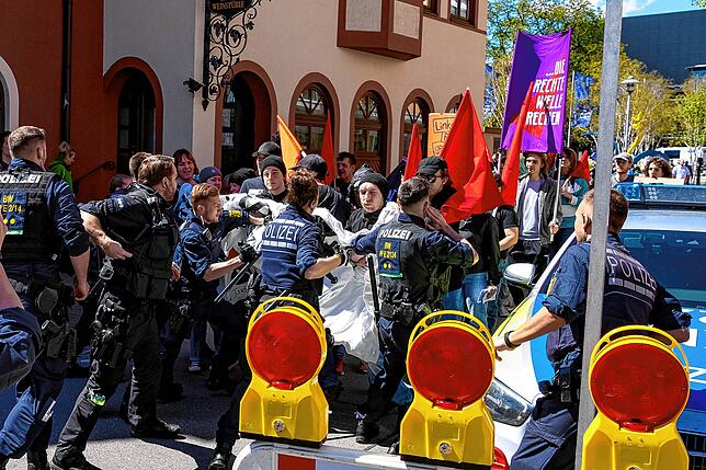 Nicht immer lief die Demonstration ganz friedlich ab. Und die Polizei musste Störaktionen unterbinden.