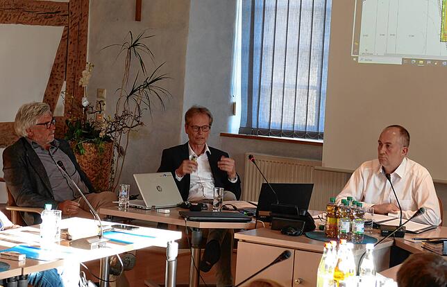 Planer Clemens Künster erläuterte dem Gemeinderat den Umgang mit den eingegangenen Stellungnahmen, Anregungen und Vorschlägen und zeigte ...