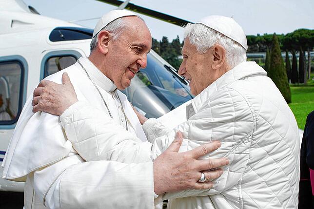 Kurz nach seiner Wahl trifft Franziskus auf seinen Vorgänger, den emeritierten Papst Benedikt XVI (r). Dieses historische Treffen ...