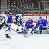 Torhüter Patrik Cerveny (rechts) und Verteidiger Colby Robak (mitte) hatten einen wesentlichen Anteil am 4:1-Heimsieg der Wild Wings ...