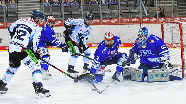 Torhüter Patrik Cerveny (rechts) und Verteidiger Colby Robak (mitte) hatten einen wesentlichen Anteil am 4:1-Heimsieg der Wild Wings ...