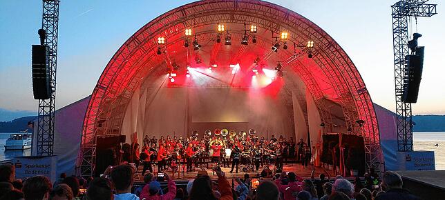 Das Konzert der Seegumper und der Guggevamps stieß auf große Resonanz.