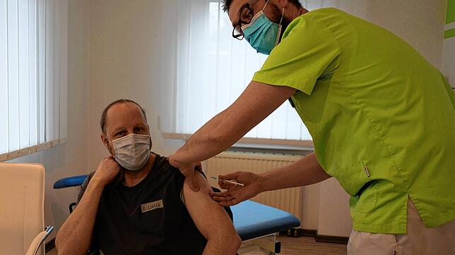 Hausarzt Marc Nagel impft Harald Bäumle aus Espasingen das Vakzin Moderna als Boosterimpfung. Bild: Constanze Wyneken