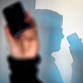 Vorsicht auch am Handy: Auch hier melden sich Menschen, die sich als die eigenen Angehörigen ausgeben, in Wirklichkeit aber gerissene ...