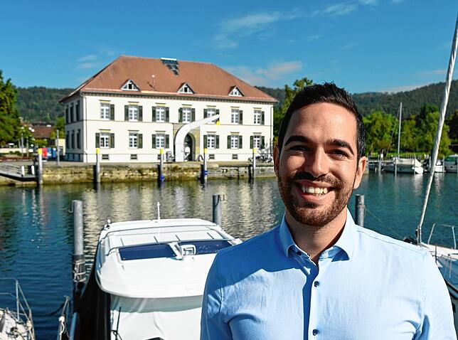 Christoph Stolz auf der Hafenmole mit dem Rathaus im Hintergrund.